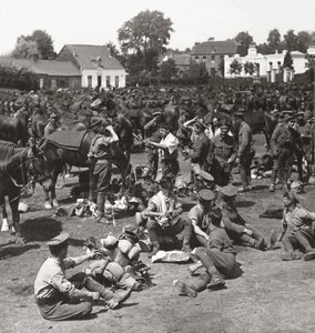 Cavalerie, altijd klaar in afwachting van een doorbraak, laten hun paarden rusten in een Frans dorp door English Photographer